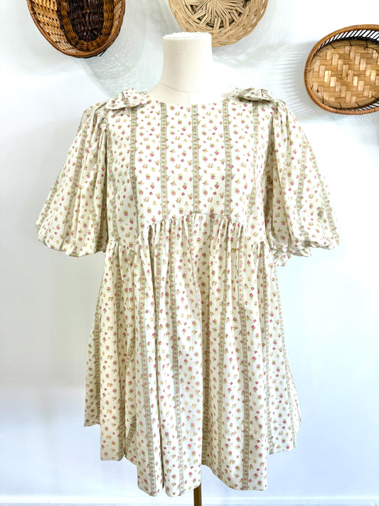 The Brileigh Floral Bow Detail Dress in Cream