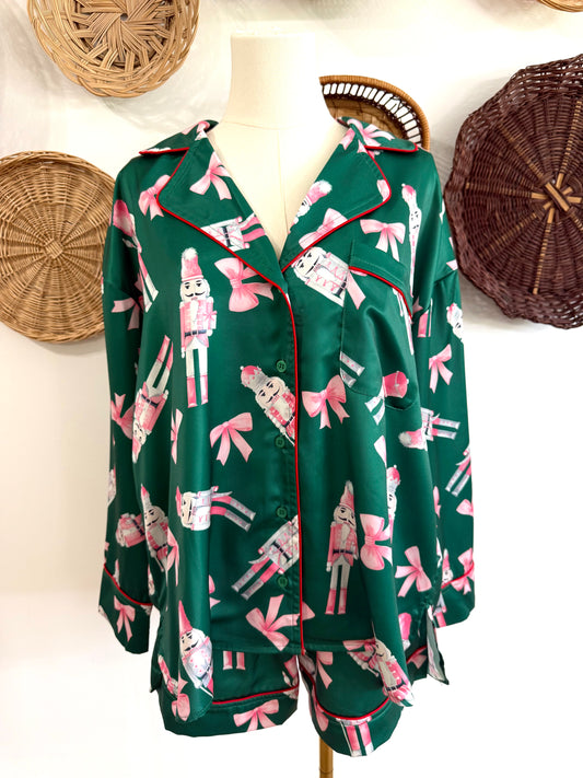 The Eve Nutcracker & Bow Print Pajama Set in Green